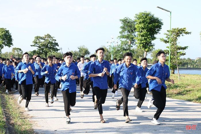 Đây là giải chạy vì cộng đồng, người tham gia có thể chạy bộ hoặc đi bộ vào thời gian, địa điểm phù hợp và ghi nhận kết quả qua ứng dụng UpRace. Mỗi km hợp lệ được các nhà tài trợ quy đổi thành tiền để đóng góp cho các hoạt động thiện nguyện.