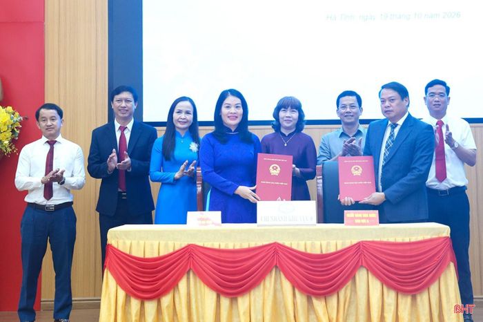  Lãnh đạo NHNN Chi nhánh Khu vực 8 và Hội LHPN tỉnh tiến hành ký kết chương trình phối hợp giai đoạn 2026 – 2030. 
