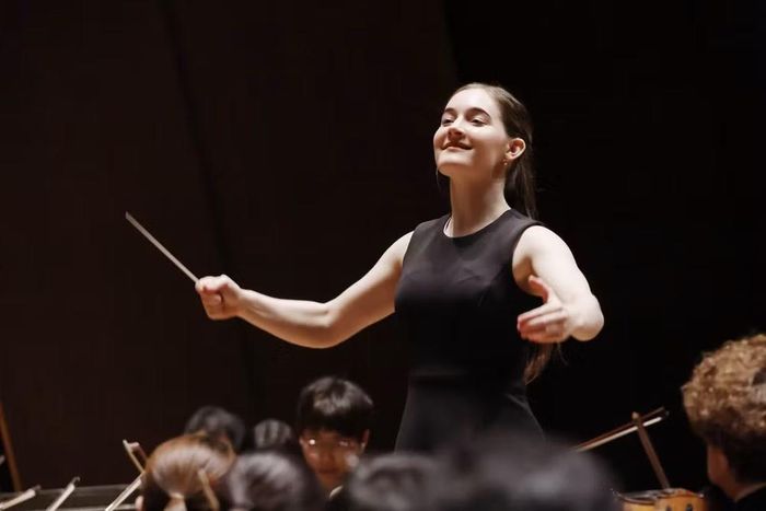 Nữ nghệ sỹ Alma Deutscher trong ba vai trò: Nhà soạn nhạc, nghệ sỹ piano và nhạc trưởng. (Ảnh: HGO)