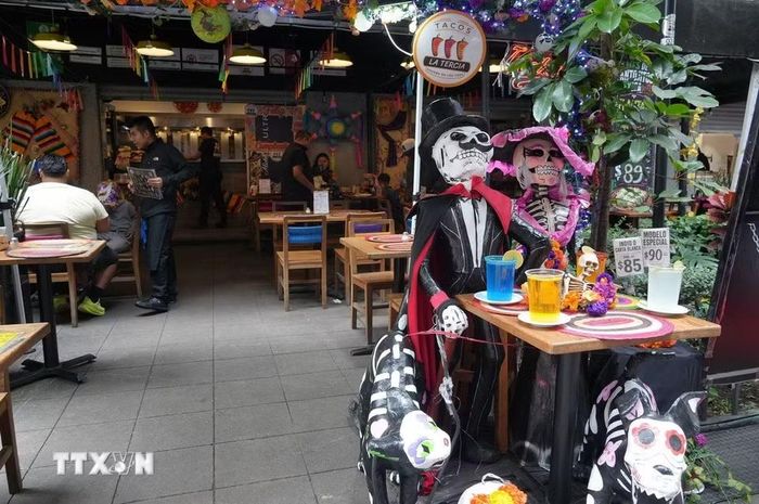 Một bàn thờ truyền thống Ofrenda dựng ngay trước cửa một nhà hàng ở trung tâm thủ đô Mexico City. (Ảnh: Phi Hùng/TTXVN)