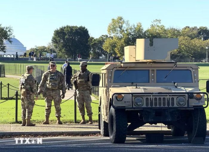 Binh sỸ Vệ binh Quốc gia cùng xe quân sự Humvee làm nhiệm vụ bảo đảm an ninh bên ngoài Nhà Trắng tại thủ đô Washington, D.C., Mỹ. (Ảnh: Ngọc Quang/TTXVN)
