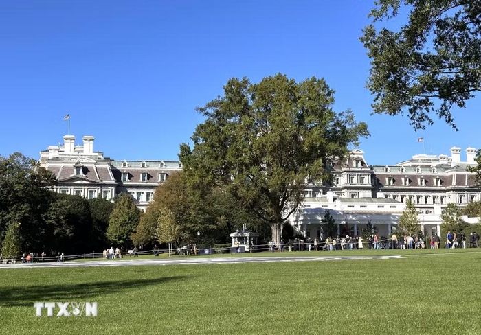 Góc nhìn từ bãi cỏ phía Nam (South Lawn) hướng về phía Cánh Tây của Nhà Trắng (West Wing), với Tòa nhà Văn phòng Hành chính Eisenhower (EEOB) làm nền ở phía sau. (Ảnh: Ngọc Quang /TTXVN)