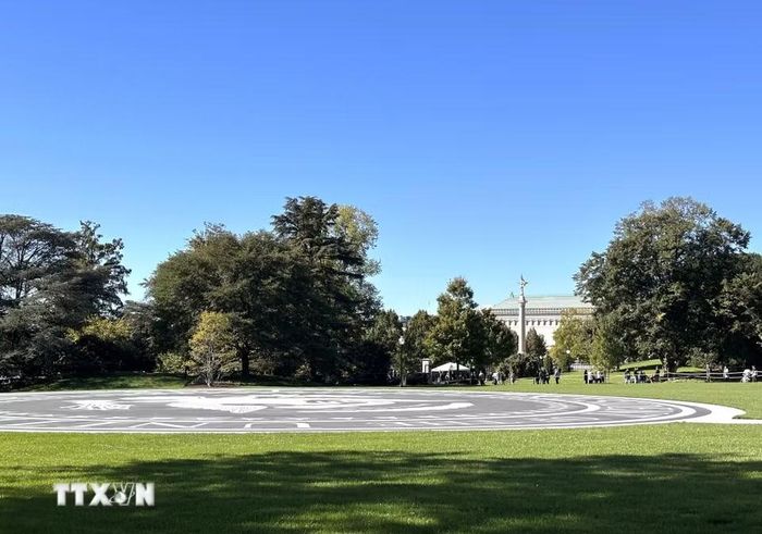 Sân đỗ trực thăng trong khuôn viên Nhà Trắng tại thủ đô Washington, D.C., Mỹ. Đây là khu vực phục vụ hoạt động di chuyển bằng trực thăng của Tổng thống Mỹ. (Ảnh: Ngọc Quang/TTXVN)