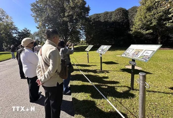 Khu vực trưng bày các bảng ảnh tư liệu lịch sử dọc theo lối đi trên bãi cỏ phía Nam (South Lawn), phục vụ cho du khách trong dịp Tour tham quan vườn Nhà Trắng mùa thu năm 2026. (Ảnh: Ngọc Quang/TTXVN)