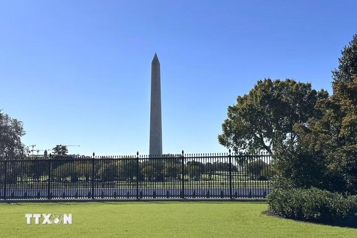 Đài tưởng niệm Washington (Tháp Bút chì) nhìn từ khuôn viên Nhà Trắng. (Ảnh: Ngọc Quang/TTXVN)
