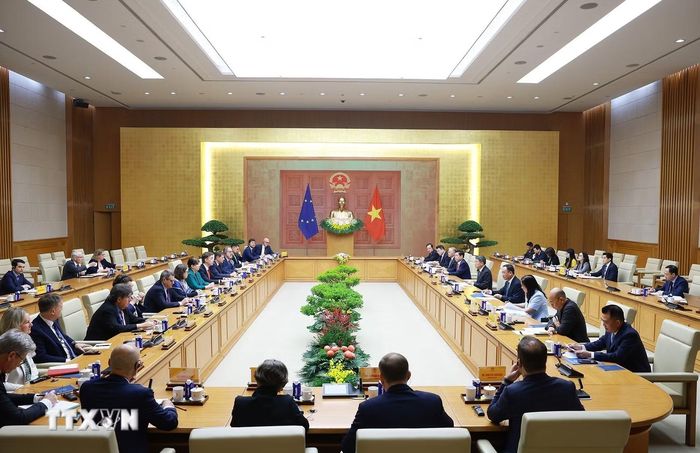 Thủ tướng Lê Minh Hưng tiếp các Đại sứ, đại biện phái đoàn Liên minh châu Âu và các nước thành viên EU tại Việt Nam. (Ảnh: Dương Giang/TTXVN)