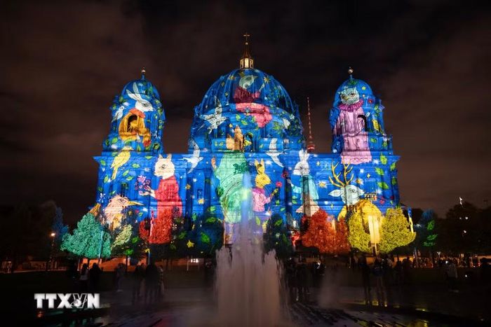 Nhà thờ Chính tòa Berlin (Đức) được chiếu sáng rực rỡ tại Lễ hội Ánh sáng ngày 18/10/2026. (Ảnh: THX/TTXVN phát)