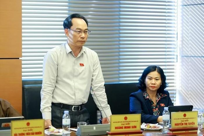 Bộ trưởng Hoàng Minh Sơn chỉ ra căn nguyên nằm ở sự thiếu gắn kết giữa doanh nghiệp, địa phương và cơ sở đào tạo. (Ảnh: QH)