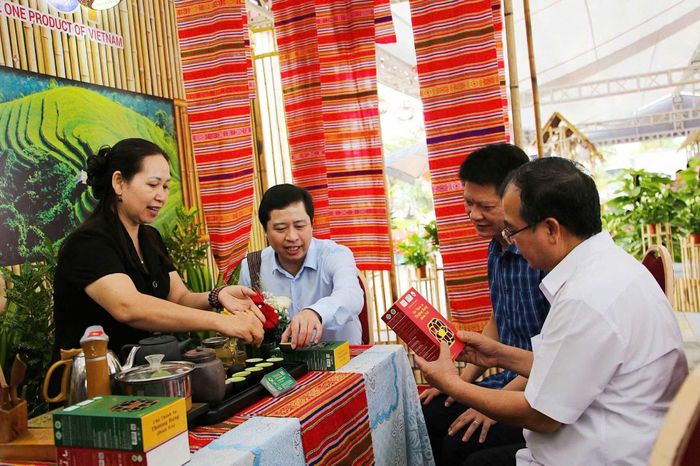  Đại biểu tham quan các gian hàng tại Hội chợ Du lịch Tây Bắc năm 2026. (Ảnh: Yến Bùi/Vietnam+) 
