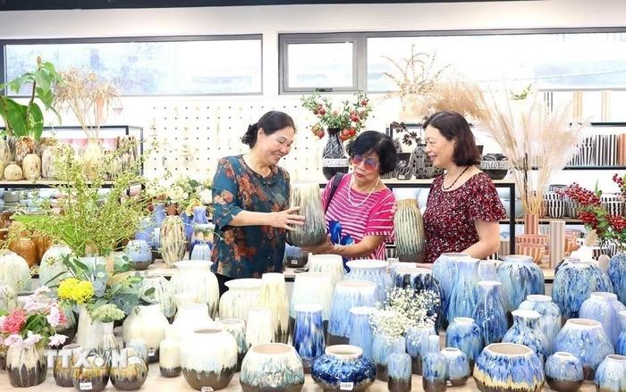 Gốm sứ mỹ nghệ của Bát Tràng, sản phẩm OCOP 5 sao cấp quốc gia, xuất khẩu sang thị trường châu Âu, Đan Mạch, Nhật Bản, Pháp... (Ảnh: Phương Hoa/TTXVN)