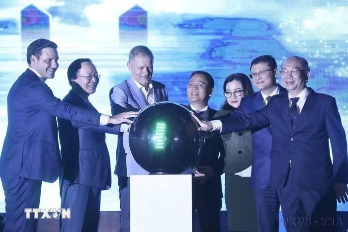 Đại biểu thực hiện nghi thức "Thắp sáng xanh lam” lên tòa nhà Bưu điện Hà Nội, hưởng ứng Ngày phòng chống đái tháo đường thế giới 14/11, do Bộ Y tế phối hợp với Đại Sứ quán Đan Mạch tại Việt Nam và Hội Nhi khoa Việt Nam tổ chức (11/11/2023). (Ảnh: Minh Quyết/TTXVN)