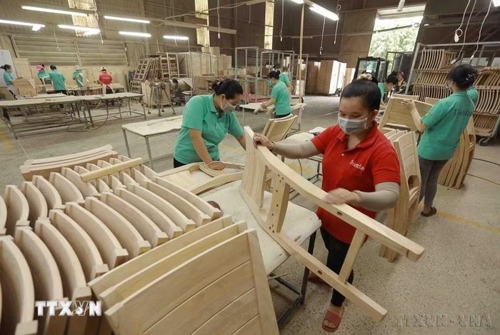 Các mặt hàng xuất khẩu chủ yếu của Việt Nam sang Đan Mạch gồm dệt may, giày dép, đồ gỗ, hàng thủ công mỹ nghệ, thiết bị điện và cà phê. Trong ảnh: Sản xuất đồ gỗ nội thất xuất khẩu của Công ty TNHH Thiết Đan (Bình Dương). (Ảnh: Vũ Sinh/TTXVN)