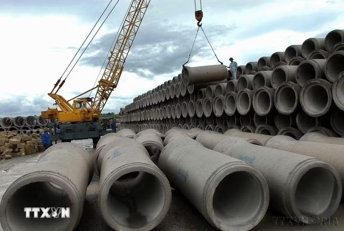 Công ty Cổ phần Vật liệu xây dựng Sông Đáy, tại Khu công nghiệp Phú Nghĩa, huyện Chương Mỹ (Hà Nội) chuyên sản xuất các loại ống cống chất lượng cao theo công nghệ của Đan Mạch. (Ảnh: Danh Lam/TTXVN)