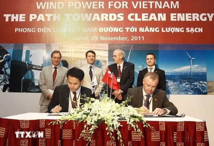 Thái tử kế vị Đan Mạch Frederik chứng kiến Lễ ký kết hợp tác giữa Công ty Vestas, nhà sản xuất tuabin gió hàng đầu thế giới của Đan Mạch và Nhà sản xuất tháp gió Việt Nam (CS Wind), sáng 29/11/2011. (Ảnh: Doãn Tấn/TTXVN)
