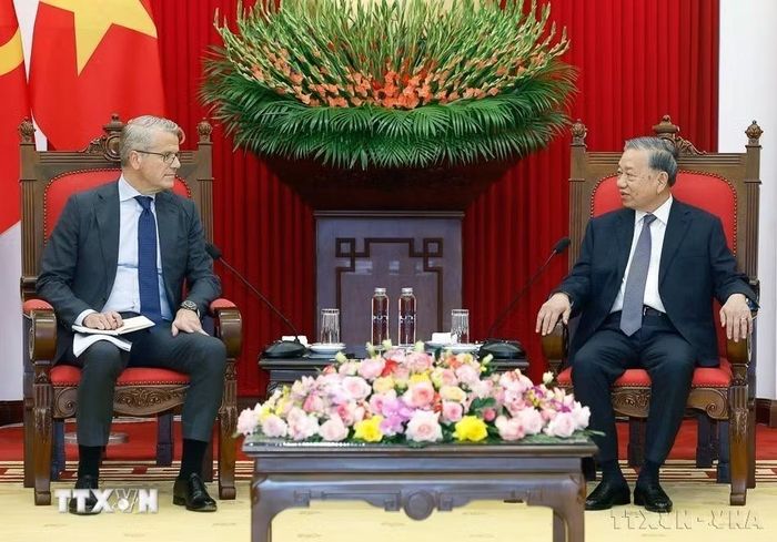Tổng Bí thư Tô Lâm tiếp ông Vincent Clerc, Tổng giám đốc toàn cầu Tập đoàn A.P. Moller Maersk của Đan Mạch (Hà Nội, 18/11/2025). (Ảnh: Thống Nhất/TTXVN)