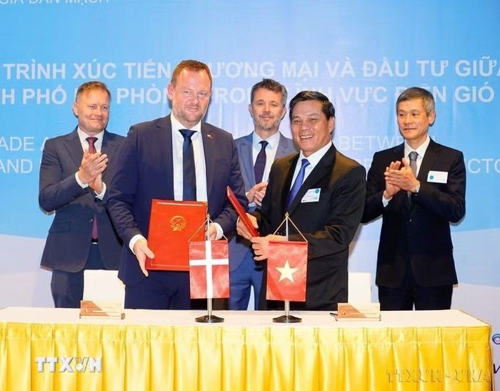 Thái tử kế vị Đan Mạch Frederik chứng kiến Lễ ký kết xúc tiến thương mại và đầu tư giữa Đan Mạch và thành phố Hải Phòng trong lĩnh vực điện gió ngoài khơi (2/11/2022). (Ảnh: Minh Huệ/TTXVN)