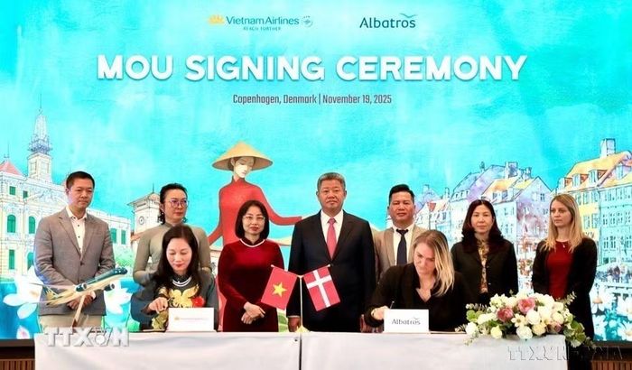 Hãng hàng không quốc gia Vietnam Airlines và Albatros Travel thống nhất hợp tác phát triển các sản phẩm du lịch hai chiều, nhằm gia tăng lượng khách Đan Mạch đến Việt Nam, đồng thời mở rộng dòng khách Việt Nam tới Bắc Âu (20/11/2025). (Ảnh: Phương Hoa/TTXVN)