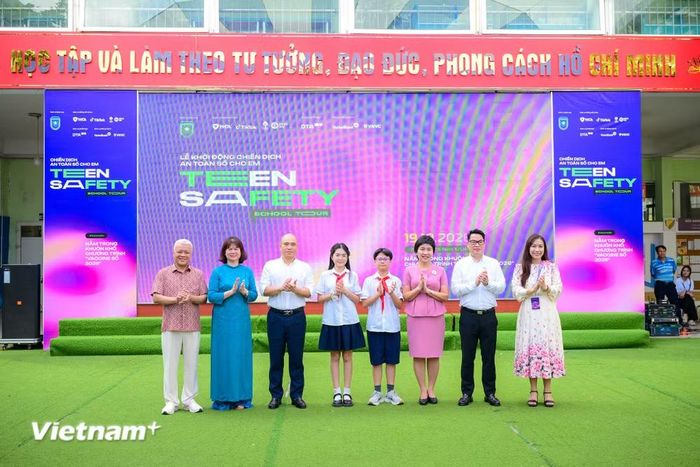 Sáng 19/10 chương trình "Teen Safety School Tour 2026 - An toàn số cho em" đã chính thức khởi động tại Trường Trung học Cơ sở Nam Từ Liêm, Hà Nội. (Ảnh: Minh Sơn/Vietnam+)