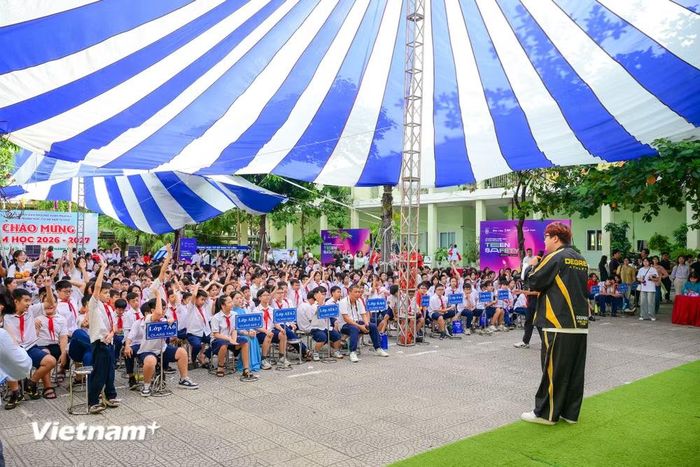 Tiết học do Nhà sáng tạo nội dung Phước Long, được biết đến với tên Mike Đen, đồng hành trong vai trò Đại sứ KOL, góp phần kết nối các hoạt động và lan tỏa thông điệp của chương trình. (Ảnh: Minh Sơn/Vietnam+)
