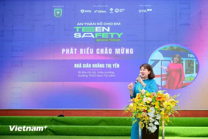 Bà Hoàng Thị Yến, Bí thư chi bộ, Hiệu trưởng nhà trường Trung học Cơ sở Nam Từ Liêm cũng khẳng định vai trò của nhà trường trong việc trang bị kiến thức, kỹ năng sử dụng Internet an toàn cho học sinh. (Ảnh: Minh Sơn/Vietnam+)