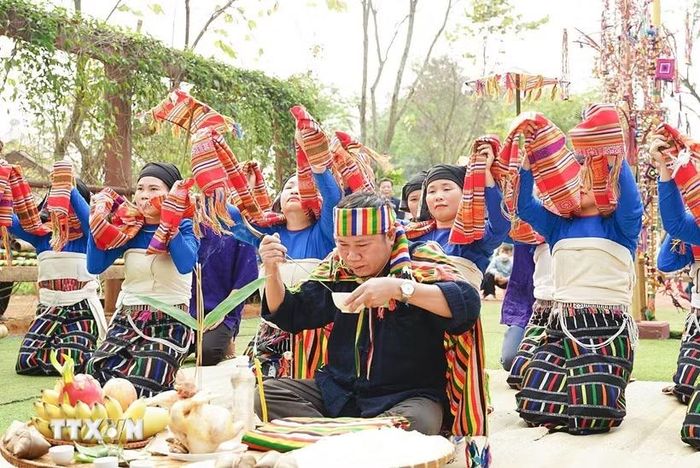 Thầy cúng làm lễ cầu các thần linh phù hộ, xua đuổi tà ma, ác quỷ, cầu cho mưa thuận gió hòa, phù hộ cho dân bản được bình yên mạnh khỏe. (Ảnh: Khánh Hòa/TTXVN)