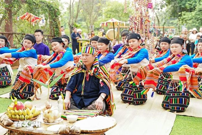 Thầy cúng làm lễ cầu các thần linh phù hộ, xua đuổi tà ma, ác quỷ, cầu cho mưa thuận gió hòa, phù hộ cho dân bản được bình yên mạnh khỏe. (Ảnh: Khánh Hòa/TTXVN)