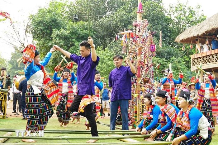 Tiết mục múa sạp của đồng bào dân tộc Thái. (Ảnh: Khánh Hòa/TTXVN)
