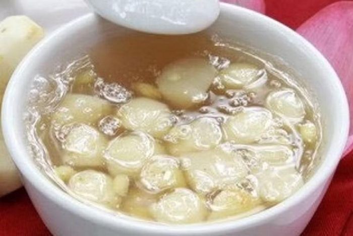 Món chè củ ấu thanh mát trong mùa Hè. (Ảnh: Vietnam+)