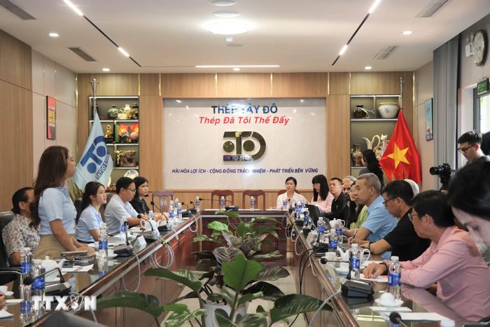Ngày 17/4/2026, Cục Đổi mới sáng tạo, Chuyển đổi xanh và Khuyến công (Bộ Công Thương) cùng các đối tác Đan Mạch tổ chức chương trình khảo sát thực tế kết quả triển khai Chương trình VAS tại khu vực Đồng bằng sông Cửu Long. (Ảnh: Thu Hiền/TTXVN)