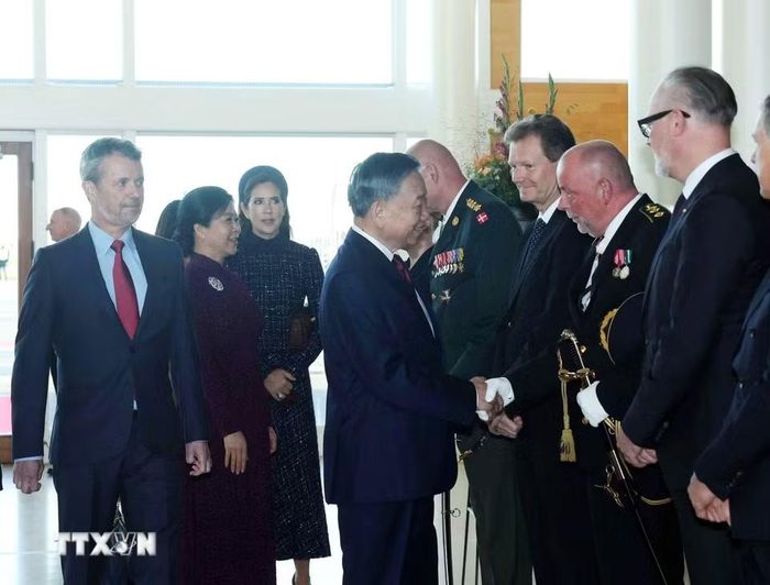 Nhà Vua Đan Mạch Frederik X giới thiệu thành viên đoàn Đan Mạch với Tổng Bí thư, Chủ tịch nước Tô Lâm và Phu nhân Ngô Phương Ly. (Ảnh: Thống Nhất/TTXVN)
