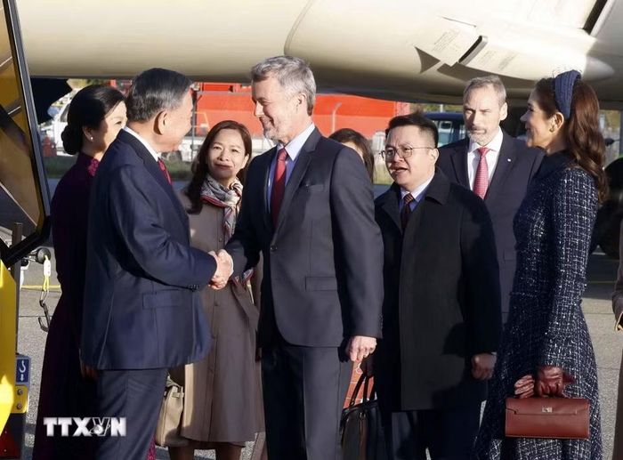 Nhà Vua Đan Mạch Frederik X và Hoàng hậu Mary đón Tổng Bí thư, Chủ tịch nước Tô Lâm và Phu nhân Ngô Phương Ly tại Sân bay quốc tế Copenhagen. (Ảnh: Thống Nhất/TTXVN)
