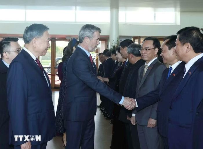 Tổng Bí thư, Chủ tịch nước Tô Lâm giới thiệu thành viên đoàn cấp cao Việt Nam với Nhà Vua Đan Mạch Frederik X và Hoàng hậu Mary. (Ảnh: Thống Nhất/TTXVN)