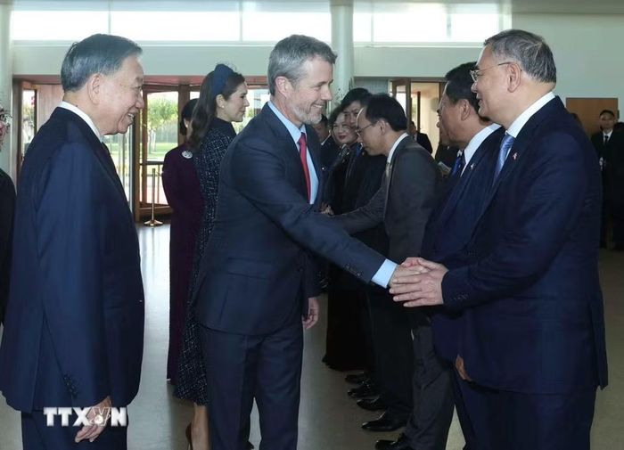 Tổng Bí thư, Chủ tịch nước Tô Lâm giới thiệu thành viên đoàn cấp cao Việt Nam với Nhà Vua Đan Mạch Frederik X và Hoàng hậu Mary. (Ảnh: Thống Nhất/TTXVN)