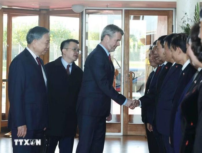 Tổng Bí thư, Chủ tịch nước Tô Lâm giới thiệu thành viên đoàn cấp cao Việt Nam với Nhà Vua Đan Mạch Frederik X và Hoàng hậu Mary. (Ảnh: Thống Nhất/TTXVN)