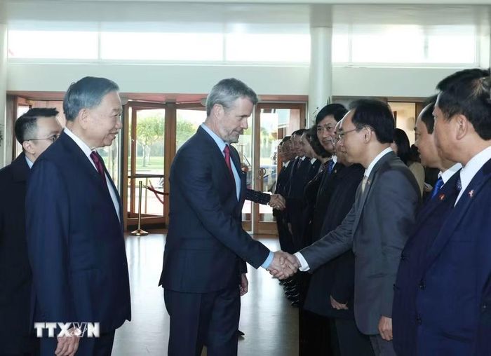 Tổng Bí thư, Chủ tịch nước Tô Lâm giới thiệu thành viên đoàn cấp cao Việt Nam với Nhà Vua Đan Mạch Frederik X và Hoàng hậu Mary. (Ảnh: Thống Nhất/TTXVN)