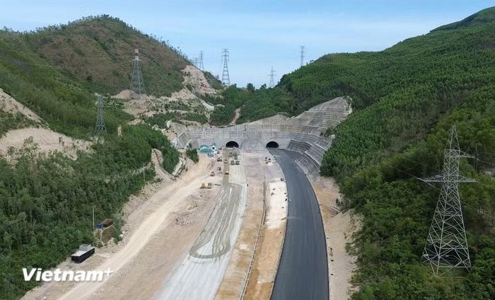 Một hầm đường bộ tại dự án cao tốc đang được thi công, hoàn thiện. (Ảnh: Quốc Khánh/Vietnam+)