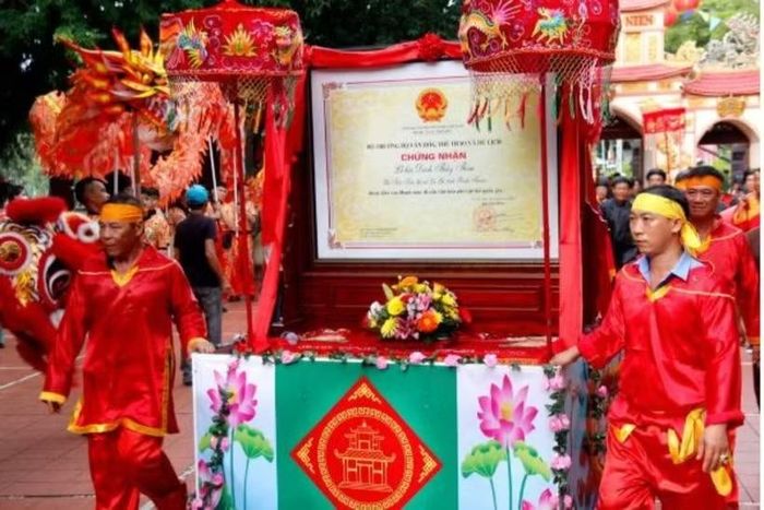Lễ nghinh Thần, rước Sắc Phong và Bằng công nhận Di sản Văn hóa Phi vật thể Quốc gia về Dinh Thầy Thím. (Ảnh: Nguyễn Thanh/TTXVN)