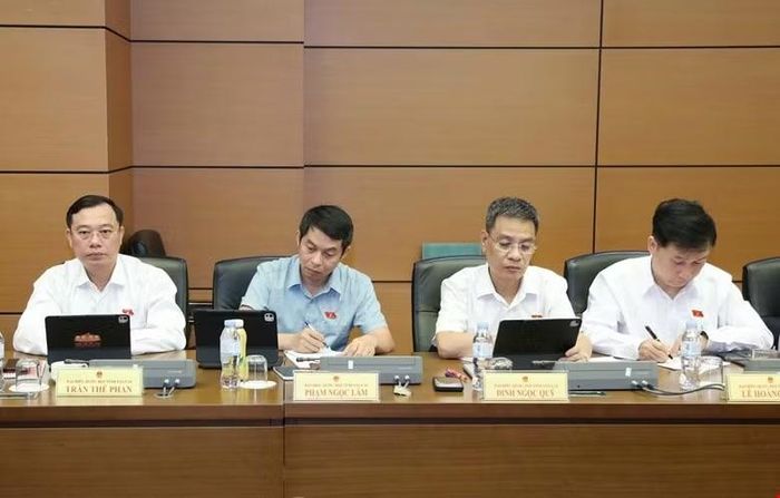 Các đại biểu tỉnh Gia Lai tham dự phiên thảo luận tại Tổ 13.