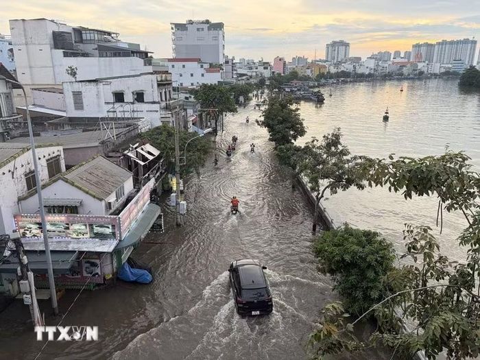 Ngập sâu nhiều tuyến đường phía Nam Thành phố Hồ Chí Minh, chiều 11/10/2026. (Ảnh: Hồng Đạt/TTXVN)