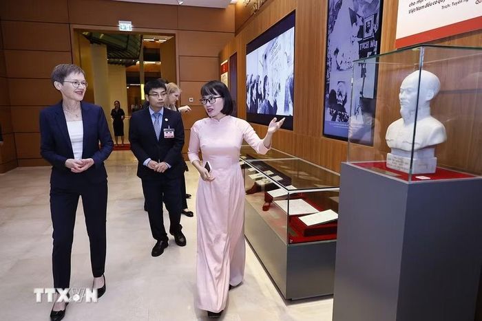 Thủ tướng Công quốc Liechtenstein Brigitte Haas tham quan Bảo tàng Quốc hội Việt Nam. (Ảnh: Doãn Tấn/TTXVN)