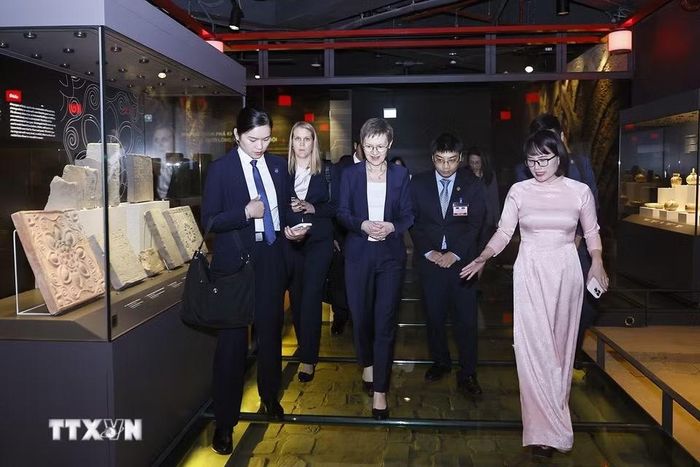 Thủ tướng Công quốc Liechtenstein Brigitte Haas tham quan Khu trưng bày khảo cổ học dưới lòng Nhà Quốc hội. (Ảnh: Doãn Tấn/TTXVN)