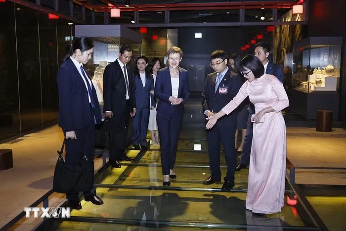 Thủ tướng Công quốc Liechtenstein Brigitte Haas tham quan Khu trưng bày khảo cổ học dưới lòng Nhà Quốc hội. (Ảnh: Doãn Tấn/TTXVN)