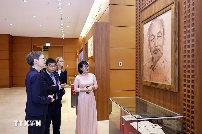 Thủ tướng Công quốc Liechtenstein Brigitte Haas tham quan Bảo tàng Quốc hội Việt Nam. (Ảnh: Doãn Tấn/TTXVN)