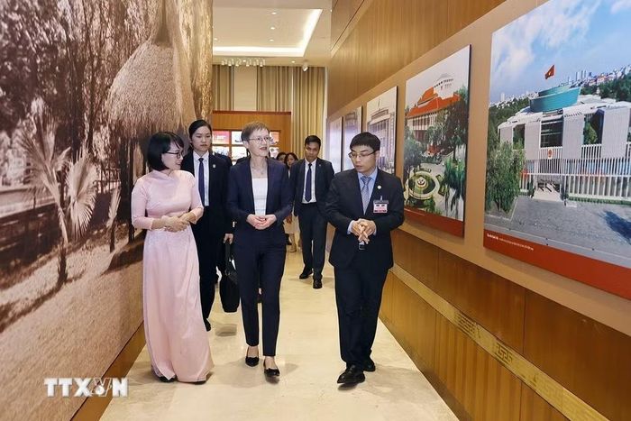 Thủ tướng Công quốc Liechtenstein Brigitte Haas tham quan Bảo tàng Quốc hội Việt Nam. (Ảnh: Doãn Tấn/TTXVN)