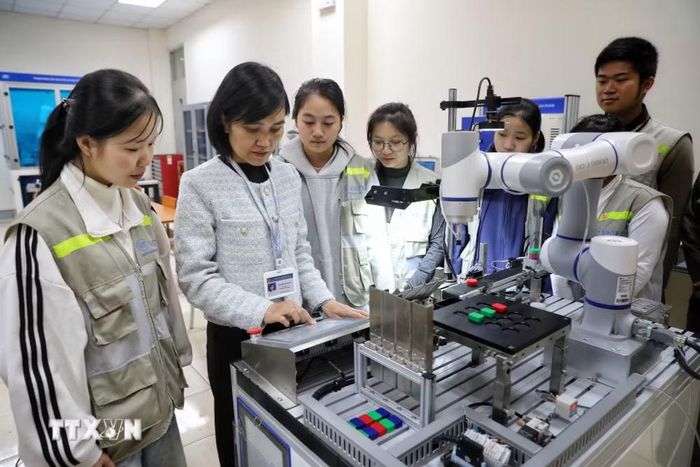 Sinh viên thực tập môn Lập trình vi điều khiển tại Trường Cao đẳng Công nghệ Việt-Hàn Bắc Giang. (Ảnh: Danh Lam/TTXVN)