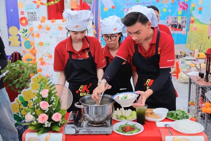 Các sinh viên tham gia các hoạt động sôi nổi tại Ngày hội chào đón Tân sinh viên Trường Cao Đẳng Bách Khoa Sài Gòn. (Ảnh: PV/Vietnam+)