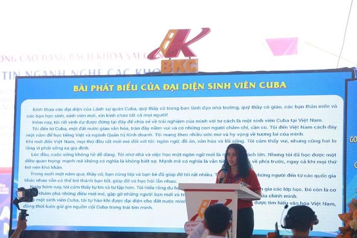 Melisa, du học sinh Cuba chia sẻ chuyện du học tại trường. (Ảnh: PV/Vietnam+)