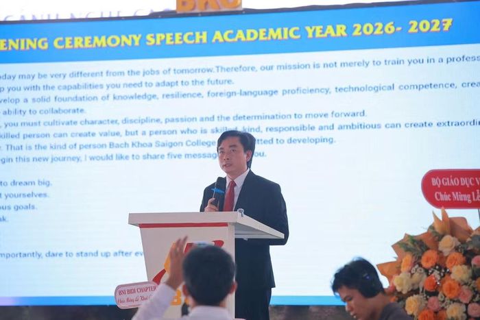 Tiến sĩ Hoàng Văn Phúc, Hiệu trưởng Trường Cao đẳng Bách khoa Sài Gòn phát biểu tại Lễ khai giảng năm học 2026. (Ảnh: PV/Vietnam+)