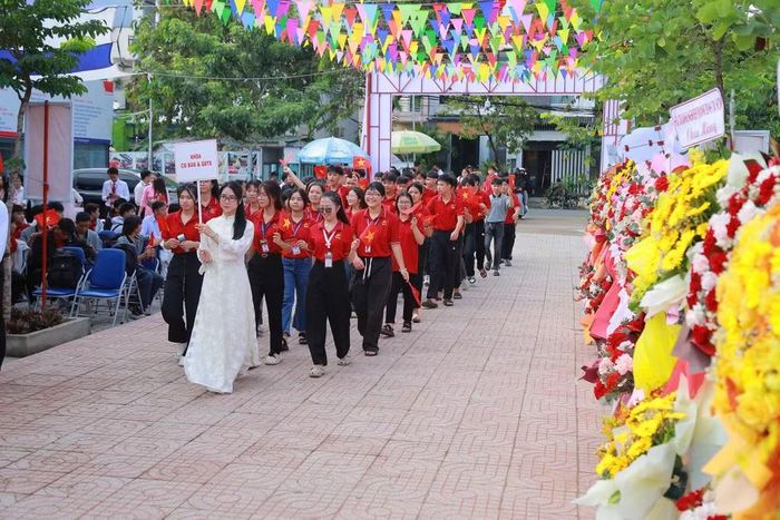 Các tân sinh viên hào hứng tham gia diễu hành trong Lễ khai giảng năm học 2026 của trường. (Ảnh: PV/Vietnam+)
