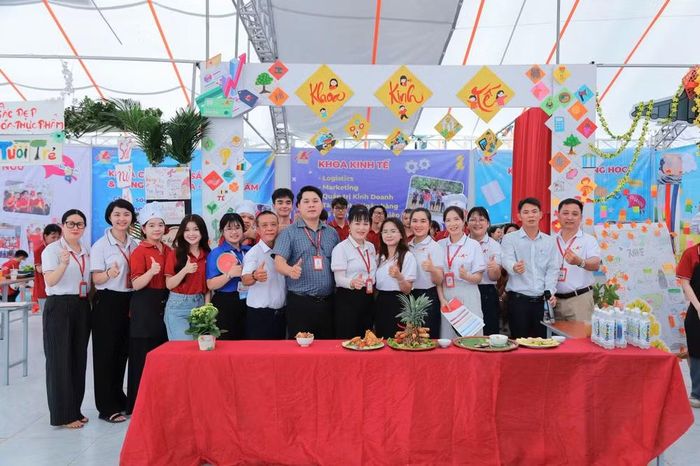 TS. Nguyễn Đức Dũng - Phó Hiệu Trưởng, Trường Cao Đẳng Bách Khoa Sài Gòn (áo xanh, giữa) tham gia tại Ngày hội Chào đón Tân sinh viên. (Ảnh: PV/Vietnam+)